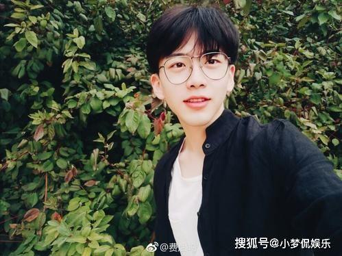 网红爱婷哥吃瓜