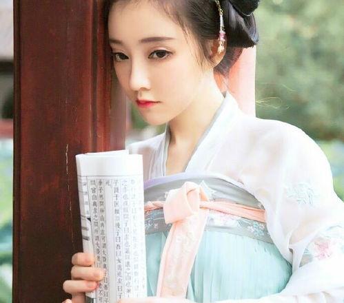 网红古装美女吃瓜图片,网红古装美女演绎古代风情