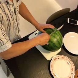 陕西网红甜妹儿视频吃瓜,带你领略陕西美食风情